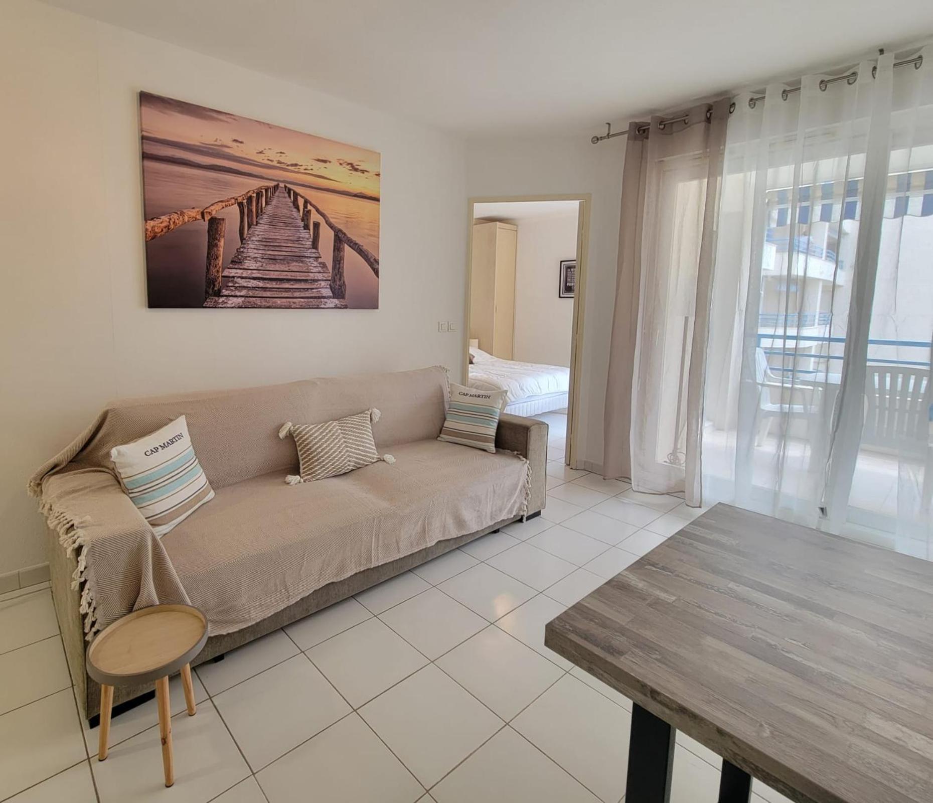 Charming T2 With Pool And Balcony In Appartement *