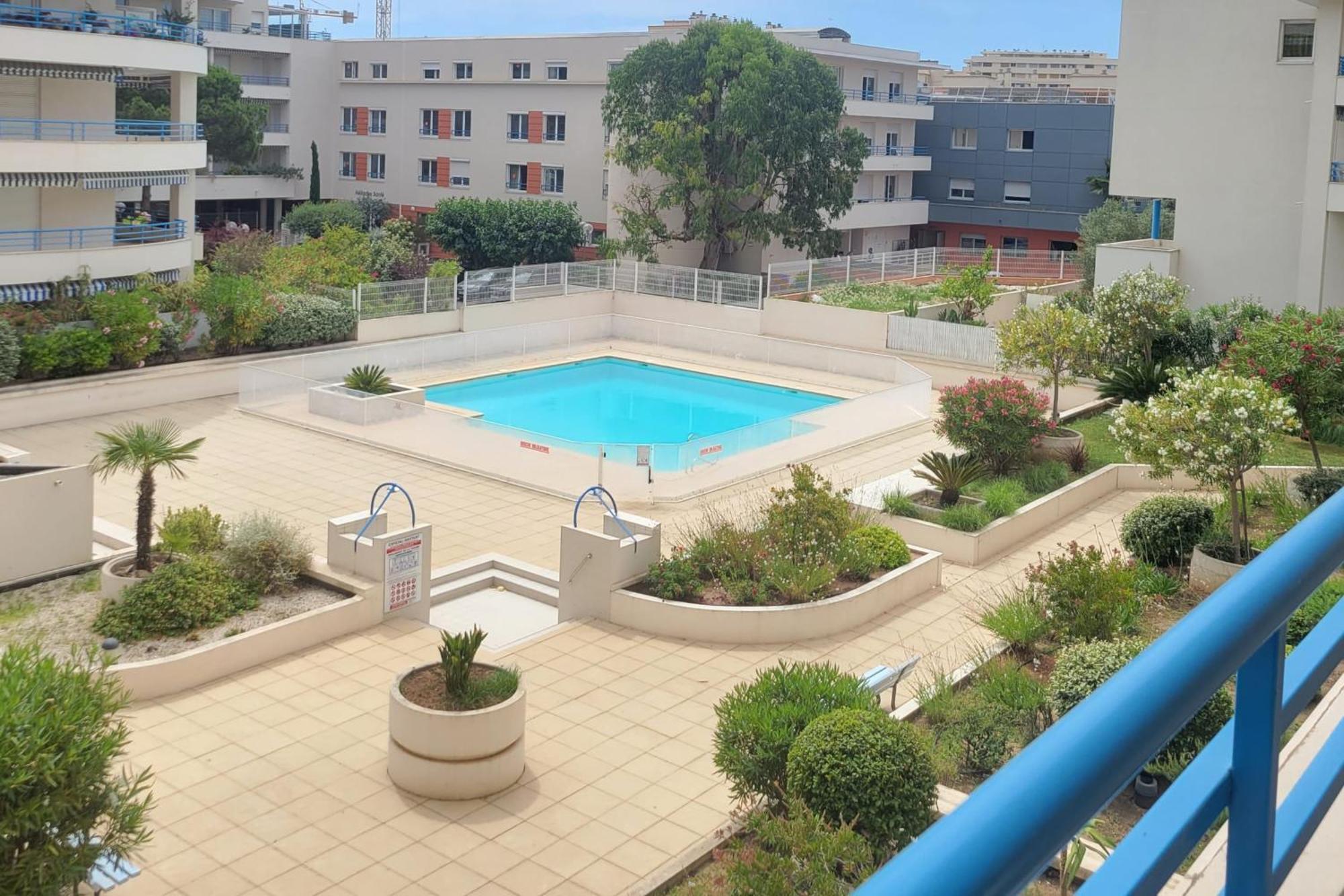 Charming T2 With Pool And Balcony In *