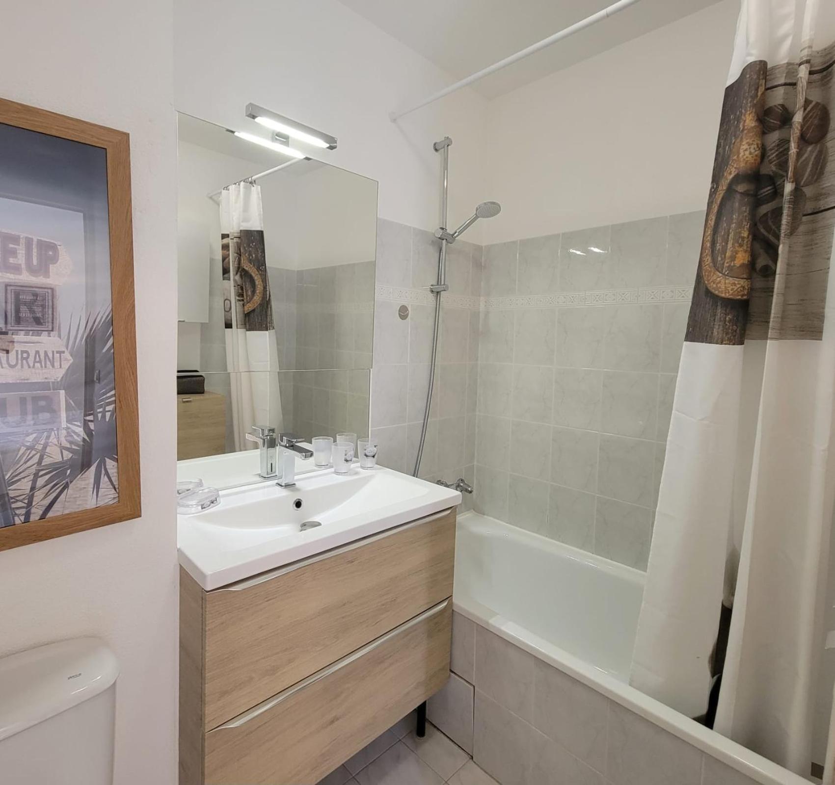 Charming T2 With Pool And Balcony In Appartement