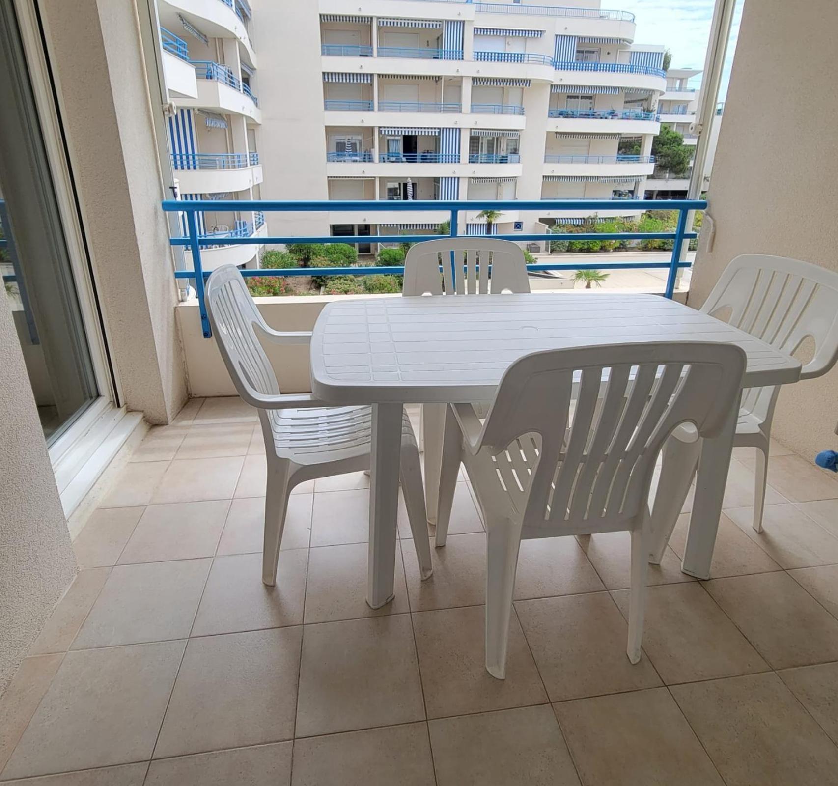 Charming T2 With Pool And Balcony In Appartement *