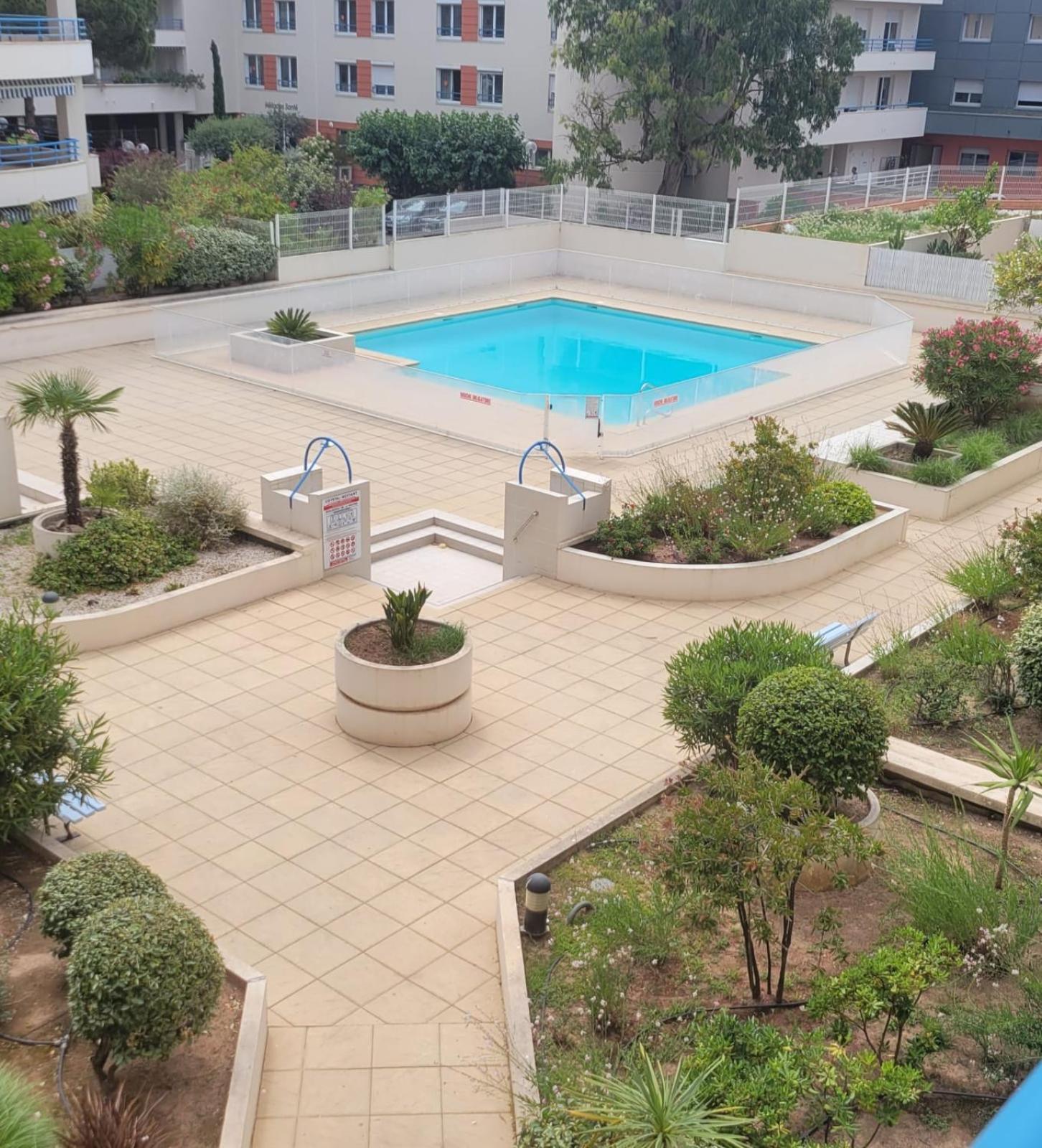 Charming T2 With Pool And Balcony In Appartement *